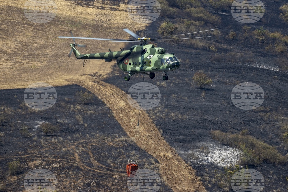 Военнослужещи и хеликоптери се включват за пореден ден в гасенето на пожара край Воден