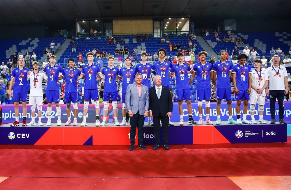 Министерство на младежта и спорта: Зам.-министър Младенов награди европейския шампион по волейбол за мъже под 18 години