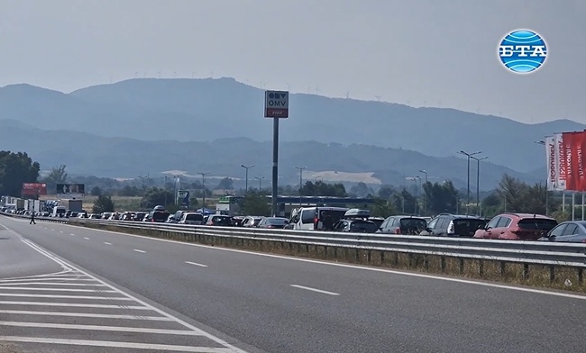 Близо четири километра е колоната от автомобили на граничния пункт "Кулата"