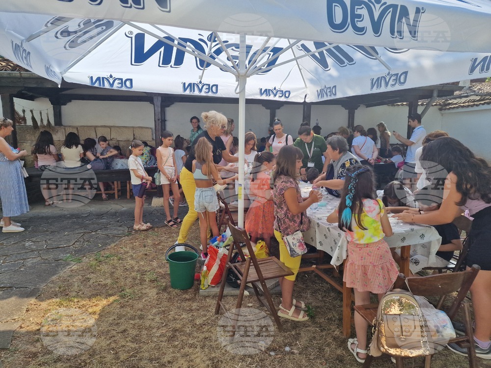 Майстори представиха тънкостите на различни занаяти пред деца в Разград