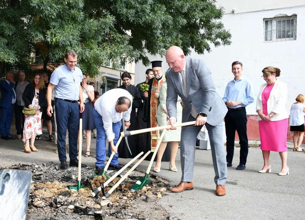 Министър Цоков направи първа копка на нов корпус на НПМГ за 600 ученици