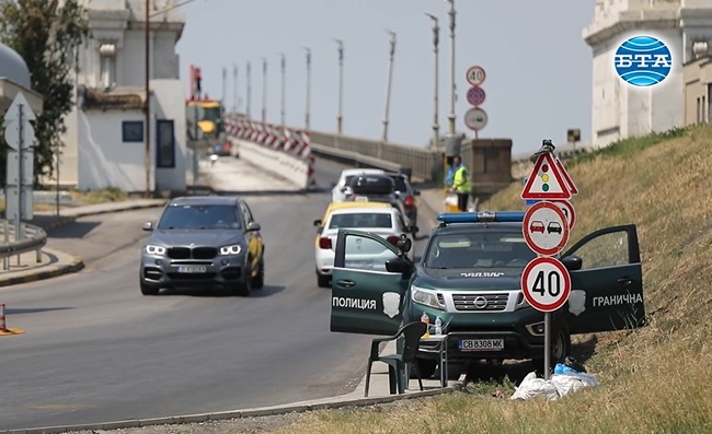 Трафикът в района на ГКПП „Дунав мост“ при Русе е интензивен