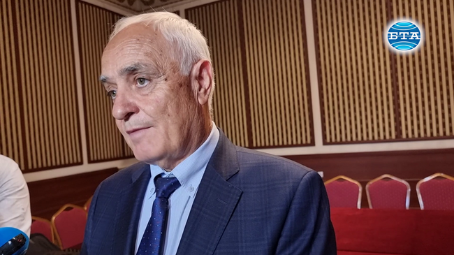 Министерство на отбраната предлага да закупи „водни джобове“ за оборудване на още хеликоптери за гасене на пожари, каза Атанас Запрянов