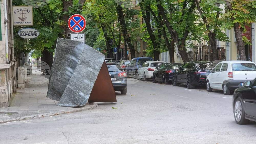 Вятър със скорост до 18 метра в секунда събори ламарини и клони в Русе