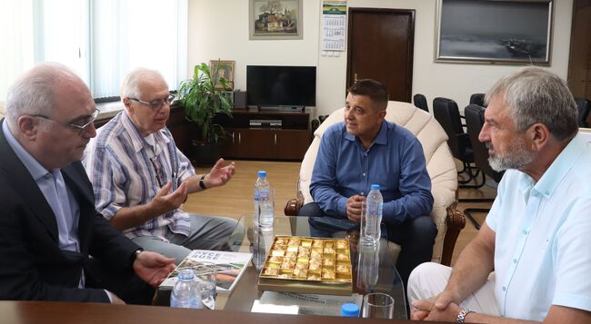 Областна администрация Русе: Драгомир Драганов и Димитър Недев обсъдиха с посланика на Армения в София възможностите за сътрудничество в сферата на културата и бизнеса