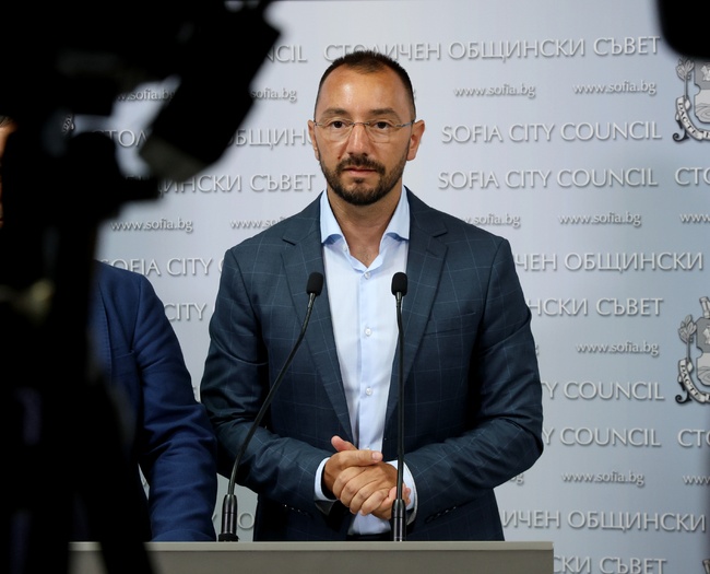 От ГЕРБ-СДС в Столичния общински съвет питат дали кметът Васил Терзиев е получил уверение, че незаконните постройки до язовир "Искър" ще бъдат съборени