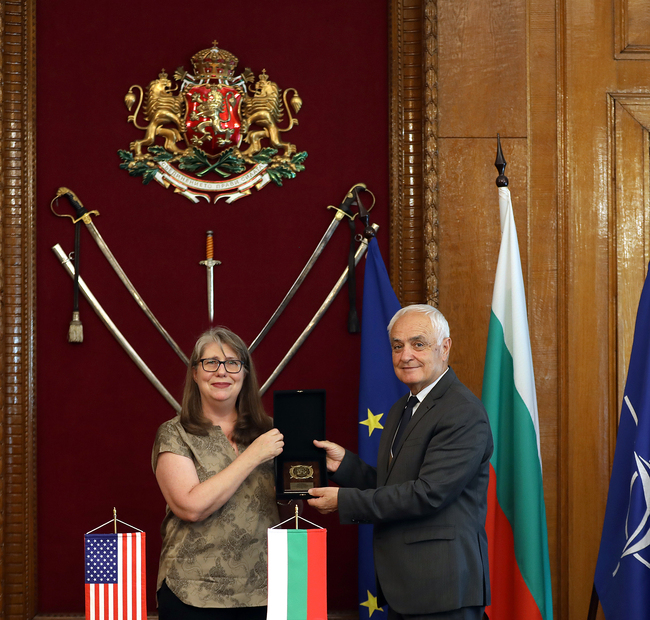 Министерство на отбраната: Министърът на отбраната Атанас Запрянов награди заместник-посланика на САЩ във връзка с приключване на мандата в България