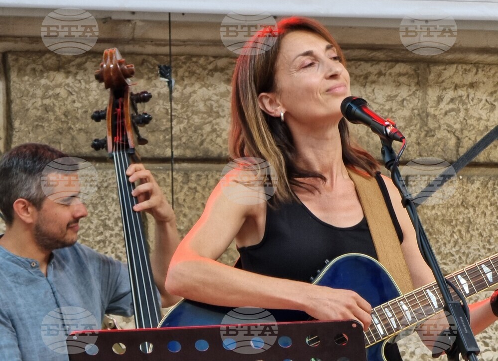 Варна - музикален фестивал „Варненско лято“ - Даниела Белчева - албум "Naive"