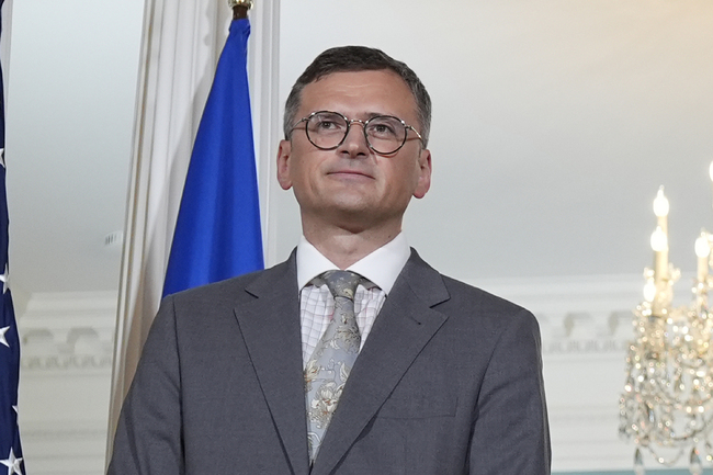Украинският външен министър Дмитро Кулеба проведе "задълбочени разговори" с китайския си колега Ван И при посещение в Гуанчжоу