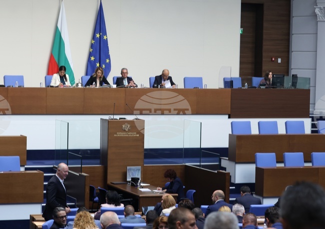 Парламентът ще изслуша двама министри - Калин Стоянов за нарушения от мотоциклетисти на нормите за шум и Виолета Коритарова за тунела под Шипка