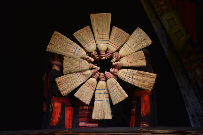 Община Благоевград: „Фолклорна магия от Пирин” - спектакълът, който впечатли публиката по време на Международен куклен фестивал в Испания