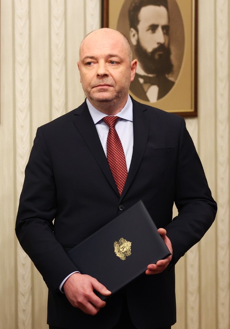 Ще положа всички усилия да предложа кабинет, който да е по-далеч от политическото говорене и по-близо до експертното, заяви номинираният от ГЕРБ-СДС за премиер Николай Габровски