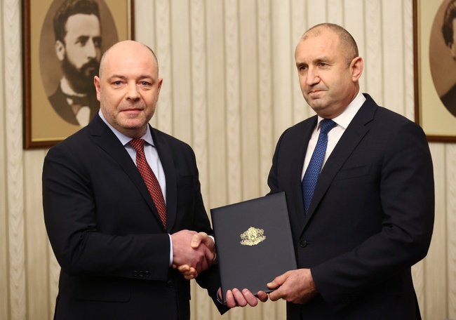 Като първа политическа сила вашата отговорност за съставяне на правителство е най-голяма, каза Румен Радев на ГЕРБ-СДС