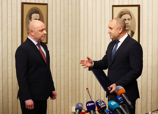 Като първа политическа сила вашата отговорност за съставяне на правителство е най-голяма, каза Румен Радев на ГЕРБ-СДС