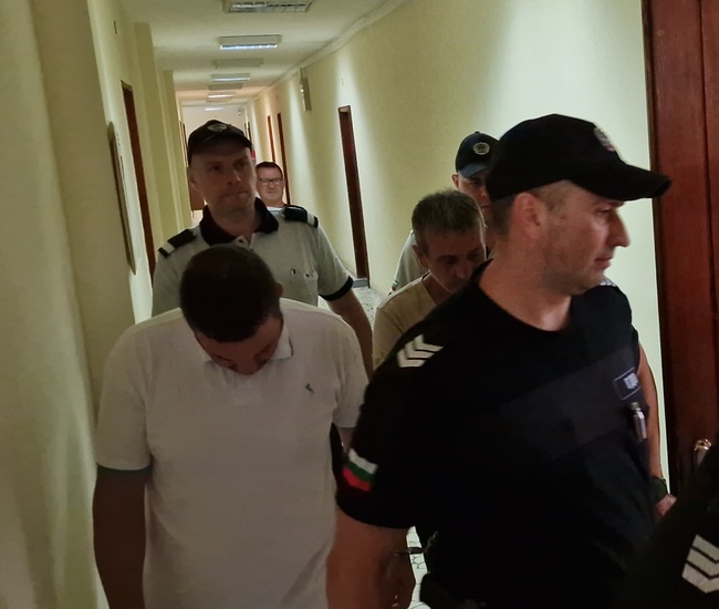 Оставиха в ареста двамата мъже, задържани на яхта край Царево, в която бяха намерени наркотици за над 1 млн.лв.