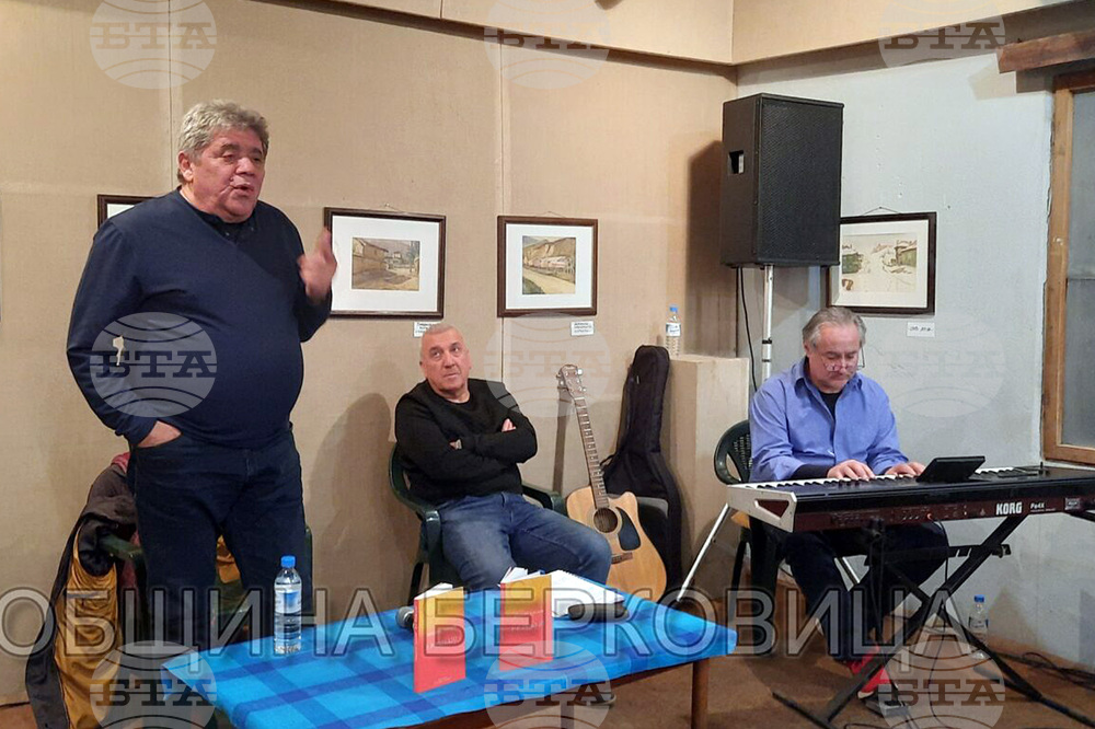 Книгата „Р-р-разкази“ на Николай Табаков, наградена на литературен конкурс в Берковица, бе представена в града