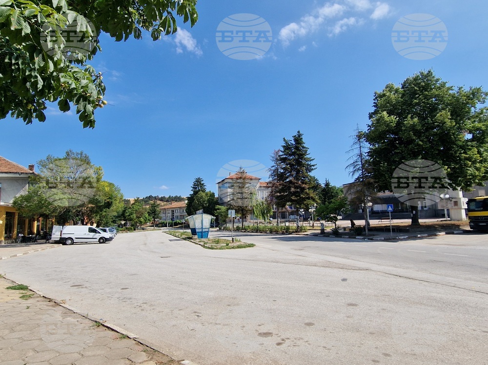 Ситуацията с недостига на вода в село Козловец е от лятото и оттогава жителите са на режим, каза кметът Борис Велев