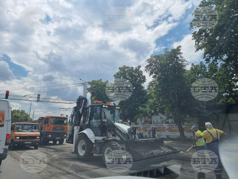 Ремонтни дейности се извършват по един от главните булеварди в Стара Загора