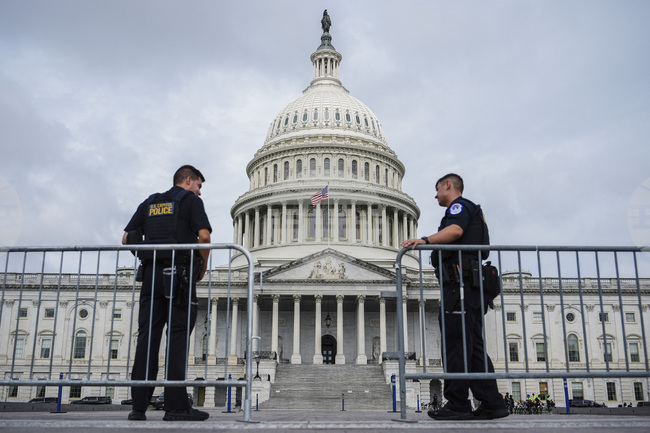 Полицията на Капитолия задържа на централен булевард във Вашингтон мъж с огнестрелни оръжия, лък и стрели в автомобила си