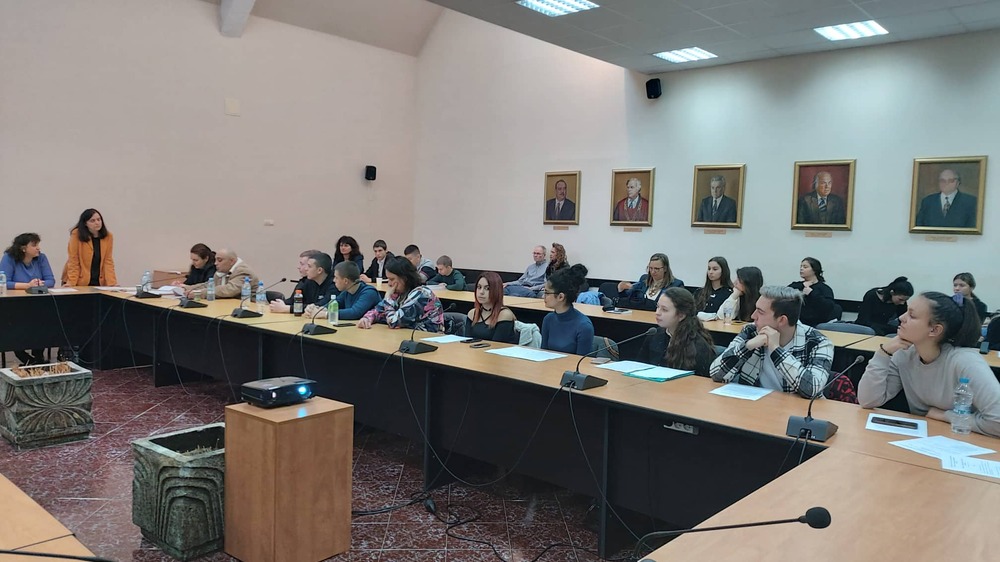 В ЮЗУ „Неофит Рилски“ се проведе първата ученическа конференция „Мога и знам философия“