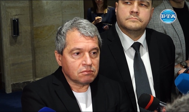 Има толкова належащи законопроекти и проблеми, а четири парламентарни групи искат парламентът да излезе във ваканция, заяви Тошко Йорданов