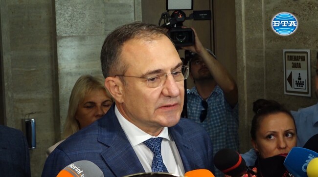 Трябва да се видят най-важните законопроекти и спрямо тях да се реши да работи или да почива парламентът, смятат от БСП