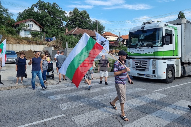 Постоянни постове на полицията ще следят за преминаване на тирове през прохода Петрохан в определени за това часове