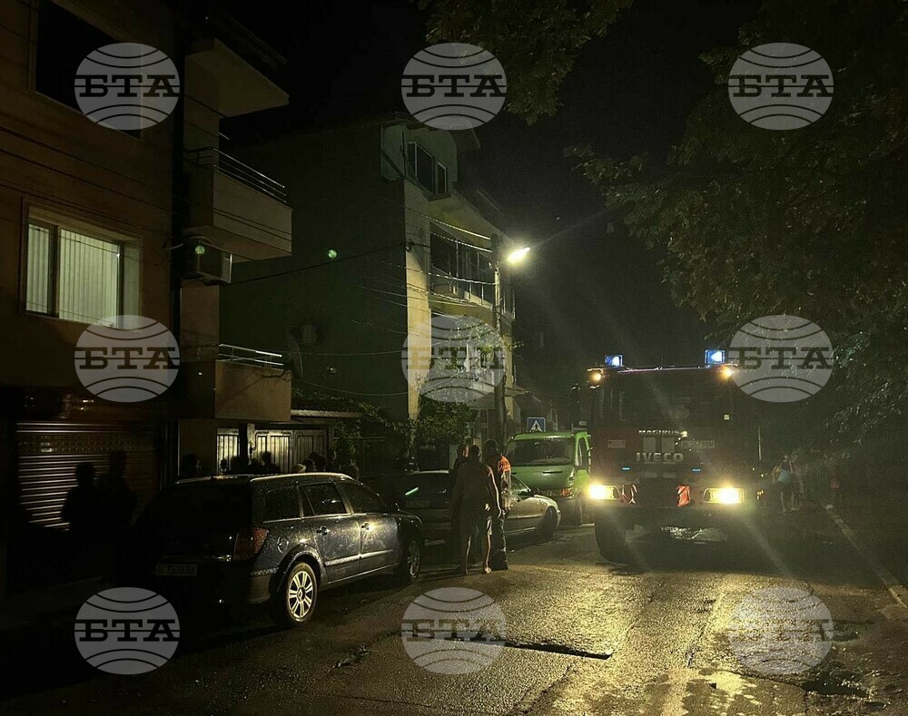 Огнеборци спасиха от опожаряване три сгради в Нови пазар след пожар в постройка в града, при който са унищожени техника и покрив