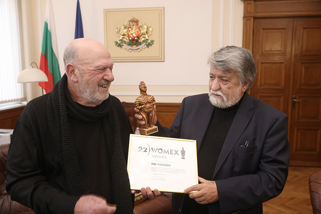 Почетен плакет на Народното събрание връчи председателят на парламента Вежди Рашидов на виртуозния български кларнетист Иво Папазов – Ибряма