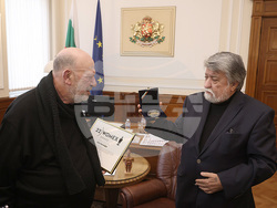 Почетен плакет на Народното събрание връчи председателят на парламента Вежди Рашидов на виртуозния български кларнетист Иво Папазов – Ибряма