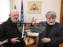 Почетен плакет на Народното събрание връчи председателят на парламента Вежди Рашидов на виртуозния български кларнетист Иво Папазов – Ибряма