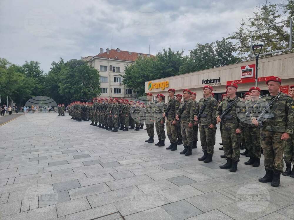 С тържествен ритуал военнослужещи положиха клетва на площада пред Община Стара Загора