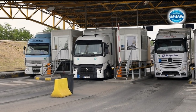 Интензивен е трафикът в района на ГКПП „Дунав мост“ при Русе