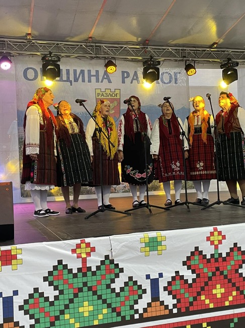 Община Разлог: Лятната сцена в Разлог обедини 200 самодейци, които пяха и танцуваха от душа и сърце, някои - под дъжда