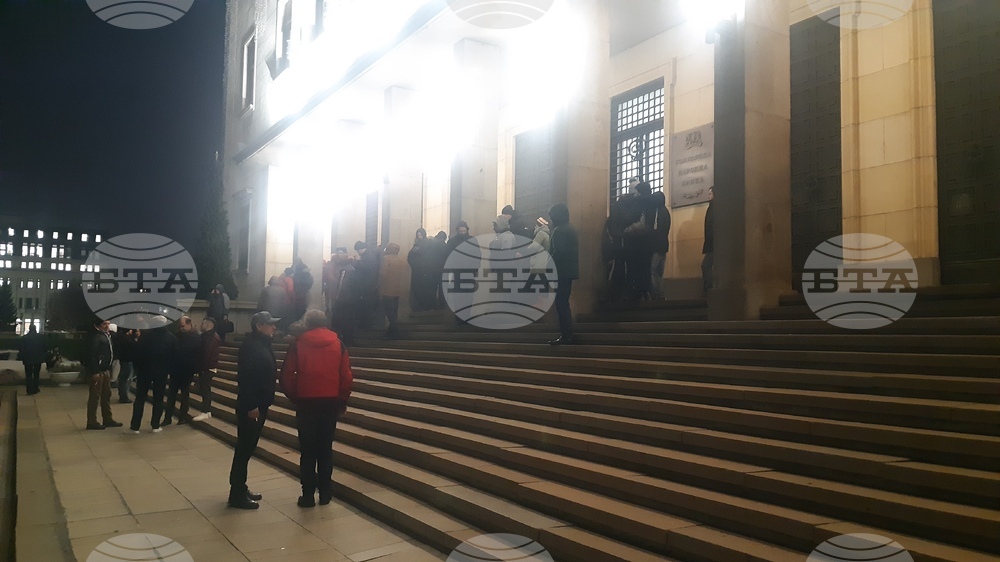 Стотици се наредиха на опашка пред БНБ за възпоменателната монета "Цар Калоян"