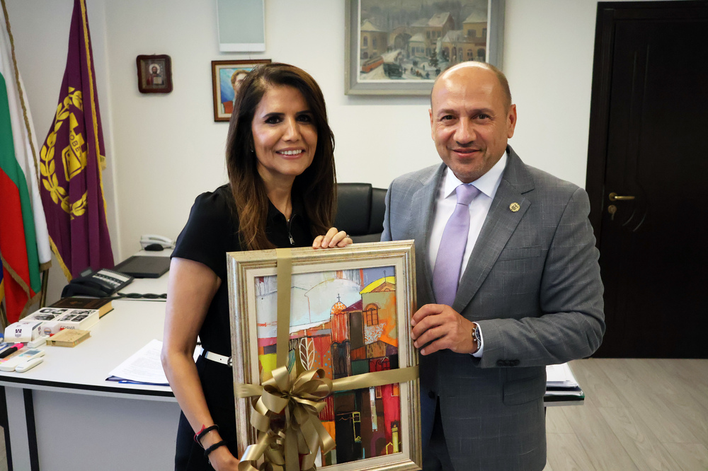 Община Ловеч: Кметът Петков прие президента на футболен клуб „Апоел“ Алона Баркат