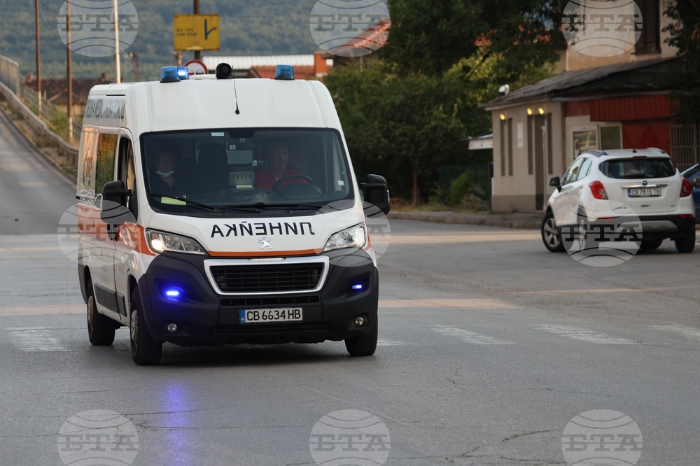 Камък е паднал върху автомобил на бул. "Самоковско шосе", пострадал е 24-годишен мъж 