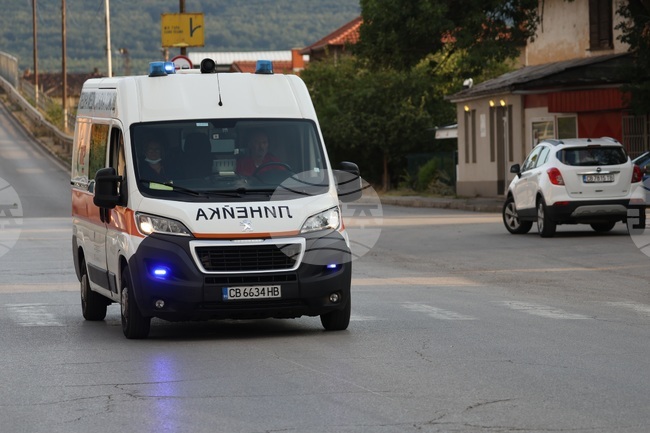 Камък е паднал върху автомобил на бул. "Самоковско шосе", пострадал е 24-годишен мъж 