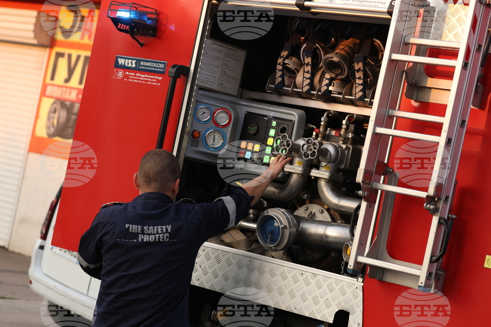 Заради запалил се камион движението по пътя Бяла - Сливен временно е ограничено в една лента, няма данни за пострадали