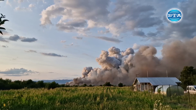 Продължават да се чуват гърмежи в село Гара Елин Пелин, край което гори склад за фойерверки