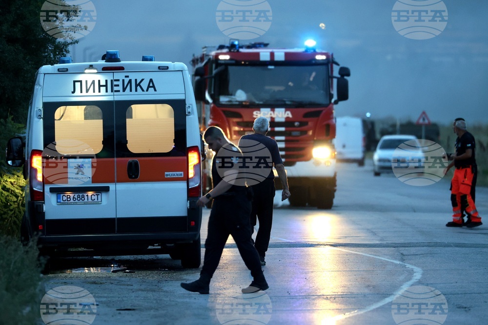 Линейка се е обърнала край село Драгичево, пострадало е медицинско лице, съобщиха от МВР