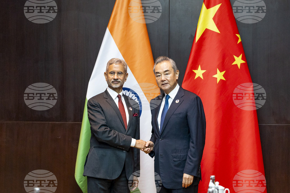 Китай и Индия трябва да се придържат към добросъседство и дружба, заяви китайският външен министър