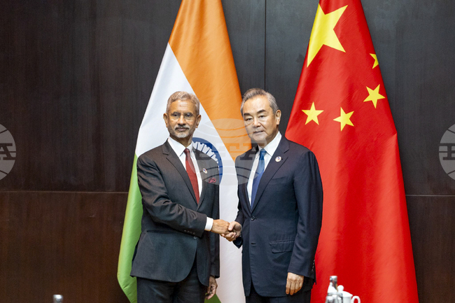 Китай и Индия трябва да се придържат към добросъседство и дружба, заяви китайският външен министър