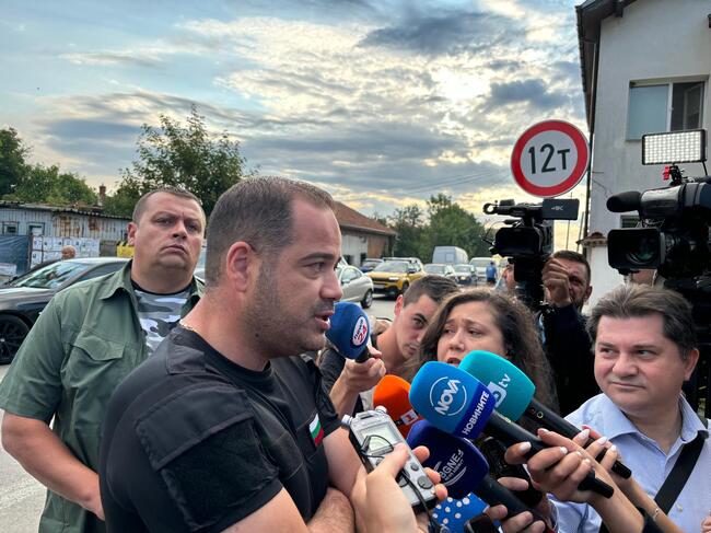 Министър Стоянов: Намалява силата на взривните вълни, но все още има силно горене в складовата база