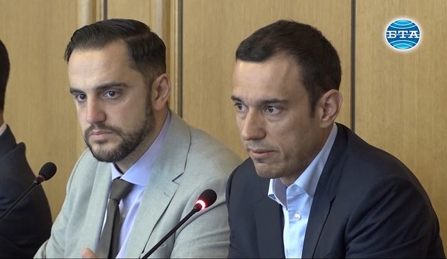 Столична община е изпратила шест екипа, както и 11 цистерни с вода за погасяването на пожара край Елин Пелин, съобщи кметът на София Васил Терзиев