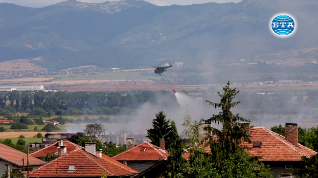 Започна обливането на засегнатите участъци от взрива край Елин Пелин