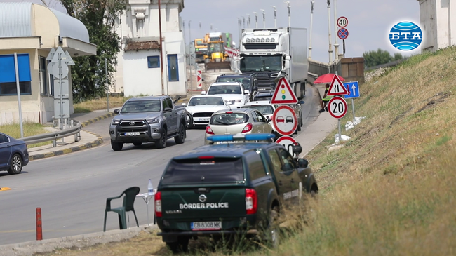 Интензивен е трафикът в района на ГКПП "Дунав мост" при Русе