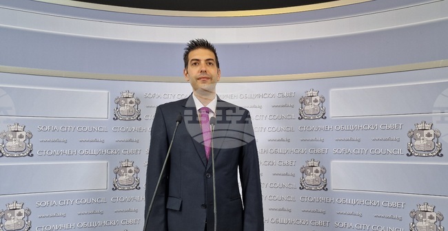 Твърдо осъждаме нападението срещу сградата на Европейската комисия в София, каза общинският съветник от ПП-ДБ-СС Саад Алуани