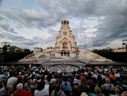 Премиера на музикалната поема „Рилският пустинник“ пред храм-паметника „Св. Александър Невски“, снимка – Даниел Димитров /БТА