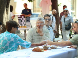 „Голямата маса - донеси храна, опознай съседа“ - инициатива